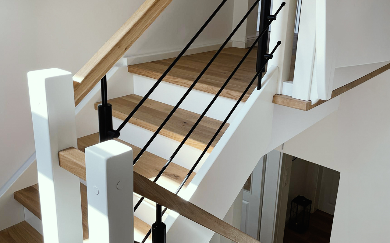 Massivholztreppe mit modernem Holzhandlauf von Pufall Treppen Osterholz-Scharmbeck